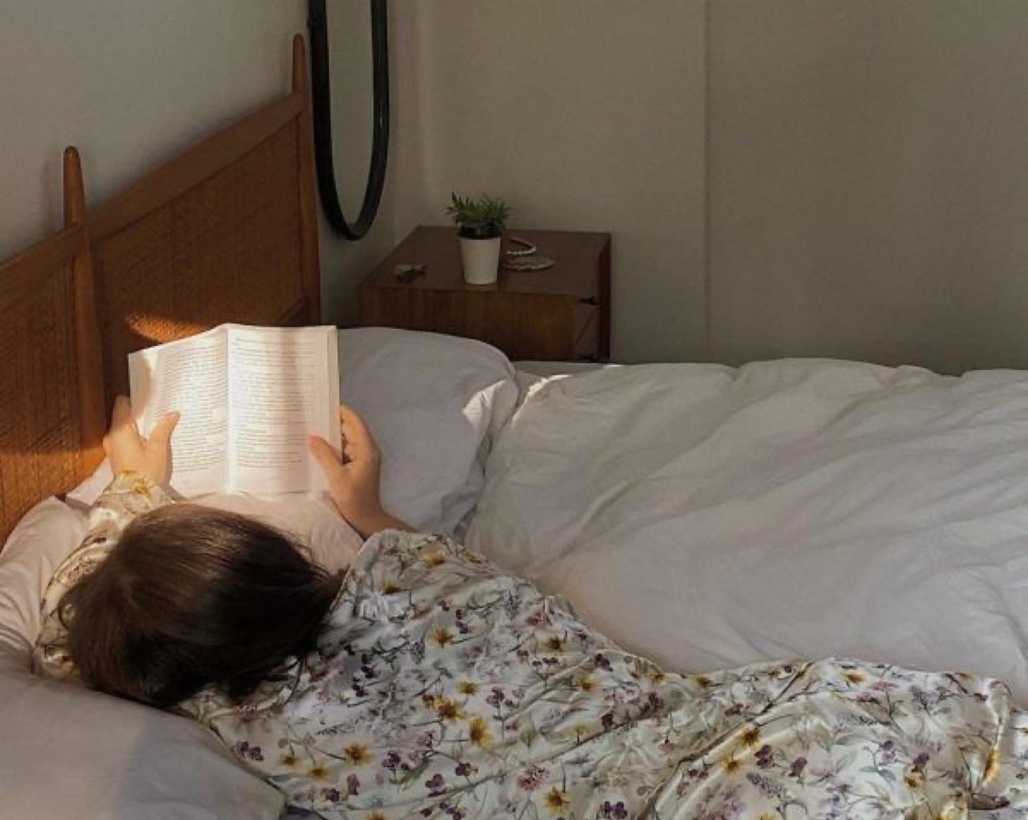 what behaviours are associated w bedtime procrastination ?