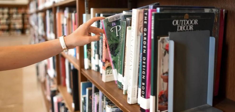 How this has led to a decline in the number of librarian jobs.
