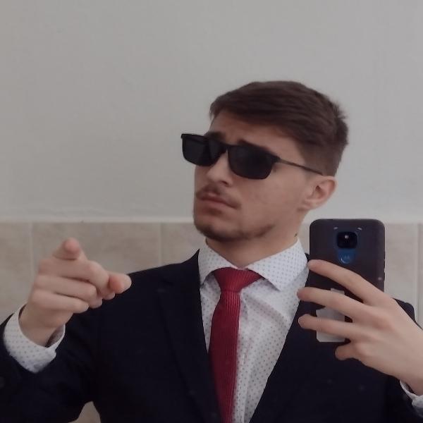 Levente Hloska (@l3v3nt3) - Profile Photo